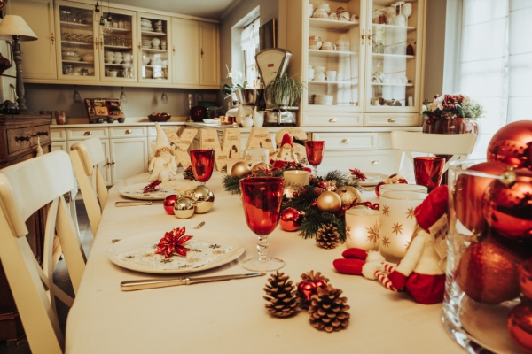 Kersttafel gedecoreerd met boom en versieringen